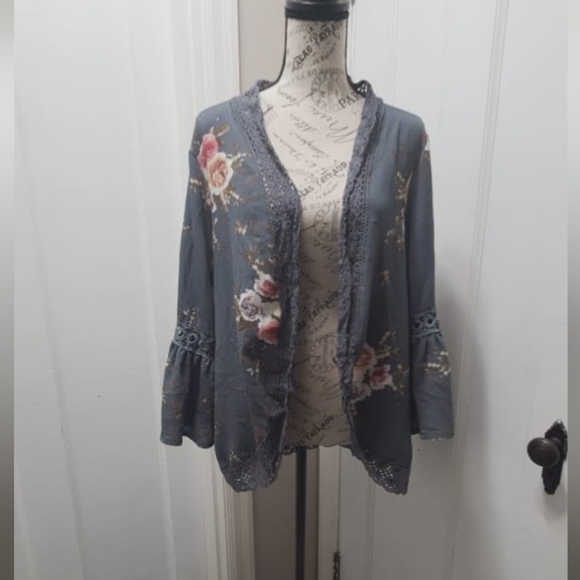 Grey Floral Kimono With Bell Hand. Lace Trim/Beach Top/ Sun Wrap🌴 - Picture 5 of 7